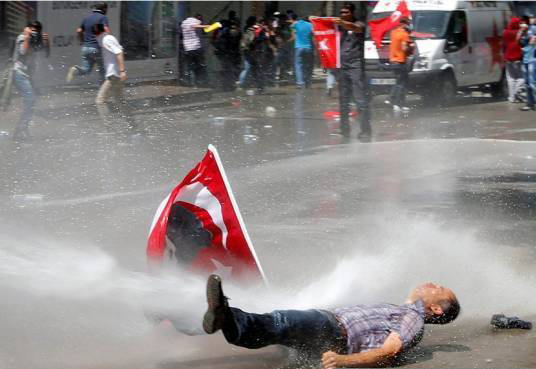 مقتل متظاهر شاب في مواجهات مع الشرطة في تركيا