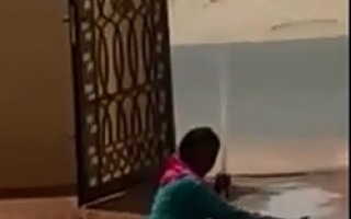بالفيديو.. ما الذي أصاب الخادمة!! بالفيديو.. ما الذي أصاب الخادمة!!