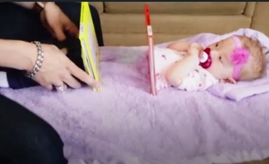 بالفيديو.. ساحر يقص طفلته الرضيعة وهي نائمة! بالفيديو.. ساحر يقص طفلته الرضيعة وهي نائمة!