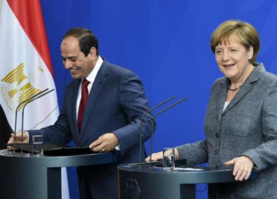 بالفيديو : طالبة تقطع حديث السيسي وميركل وتندد بحكم العسكر بالفيديو : طالبة تقطع حديث السيسي وميركل وتندد بحكم العسكر