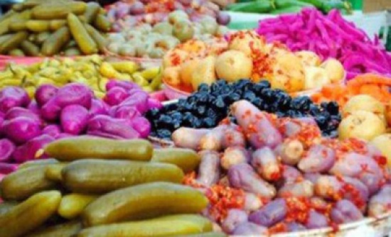 بالصور ... اتلاف نص طن من المخللات في جرش بالصور ... اتلاف نص طن من المخللات في جرش