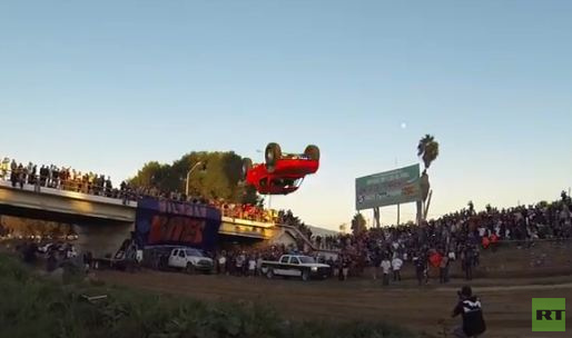 مغامر يطير بسيارته وينقلب في الهواء بـ 360 درجة