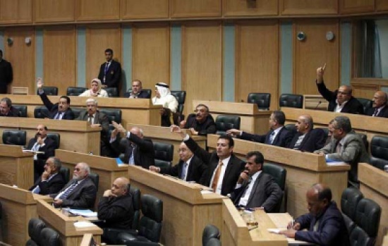 مذكرة نيابية تطالب الحكومة بالخروج من سوق المشتقات النفطية مذكرة نيابية تطالب الحكومة بالخروج من سوق المشتقات النفطية