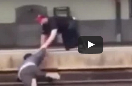 بالفيديو.. شاب ينقذ «غريمه» من الموت ويتشاجر معه