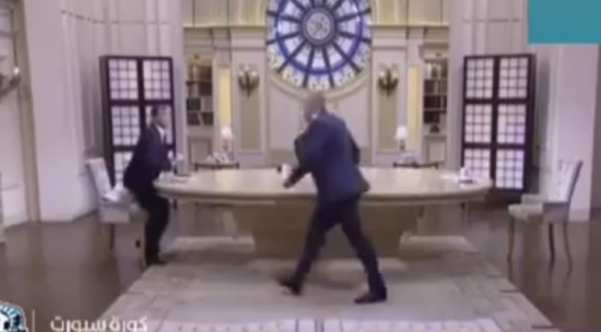 شاهد.. ضرب وشتائم على الهواء مباشرة!