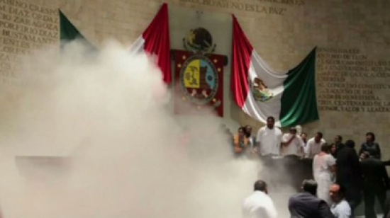 شاهد.. استخدام مطافئ الحريق لفصل مشاجرة بين نواب البرلمان المكسيكي