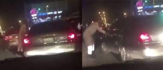 بالفيديو: َشخص بحالة غير طبيعية يهاجم السيارات