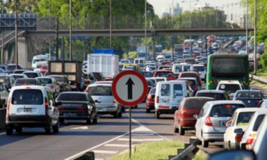 رجل على صهوة حصان يسرق المارة في الأرجنتين!