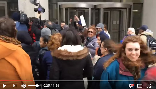 فيديو : أردنيون يحتفلون أمام محكمة أمريكية بعد رفض قاض ترحيل أردني فيديو : أردنيون يحتفلون أمام محكمة أمريكية بعد رفض قاض ترحيل أردني