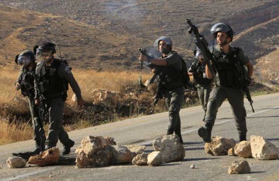 جيش الاحتلال يصيب فلسطينيا بعد اعتقاله على حاجز في الضفة