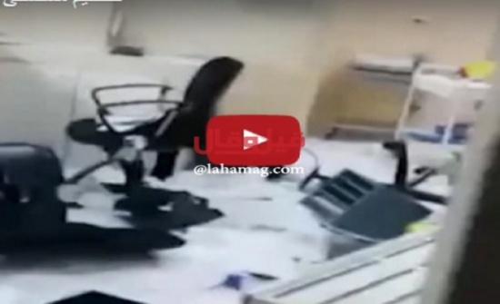بالفيديو - رجل يحطم مستشفىً بسبب موت أخيه!! شاهدوا ماذا حصل