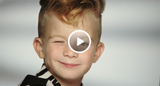 بالفيديو  :  لأول مرة.. صبي يلعب بـ “باربي” في إعلان تجاري للعبة