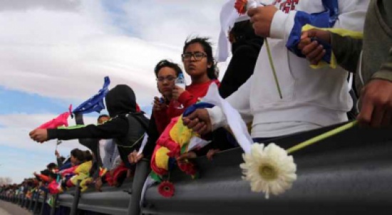 'جدار بشري' على طول حدود المكسيك مع أميركا