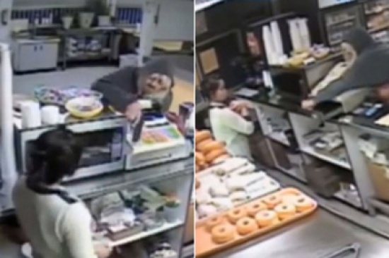 لص غبي يفسد عملية سطو بسبب زيه الغريب