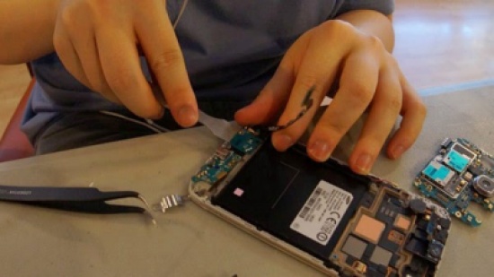 دورتان تدريبيتان لصيانة الأجهزة الخلوية والتصميم الجرافيكي