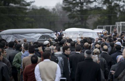 الآف يشيعون جثامين المسلمين الثلاثة الذين قتلوا في كارولاينا الشمالية الآف يشيعون جثامين المسلمين الثلاثة الذين قتلوا في كارولاينا الشمالية