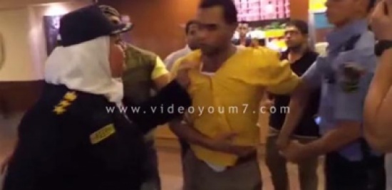 عقيد شرطة نسائية تصفع متحرشا