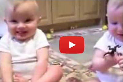 طفلان يقلدان طريقة عطس والدهما