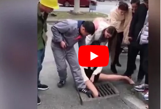 فيديو| انشغلت باللعب في هاتفها .. لكن ما حدث لها كارثي!