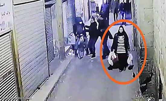 فيديو.. ثانية واحدة حسمت مصير "حاملة الأكياس" بتفجير القاهرة فيديو.. ثانية واحدة حسمت مصير "حاملة الأكياس" بتفجير القاهرة