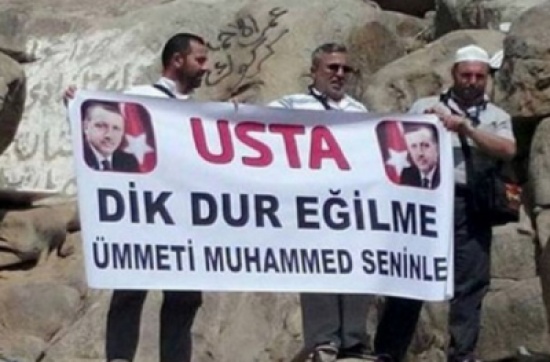 صحيفة تركية تنشر صورة لمعتمرين يحيون أردوغان من جبل حراء صحيفة تركية تنشر صورة لمعتمرين يحيون أردوغان من جبل حراء