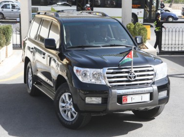 النسور يتفقد مسجد عجلون بزيارة مفاجئة