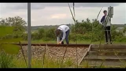 فيديو :قطار يدهس رجلا حاول العبور