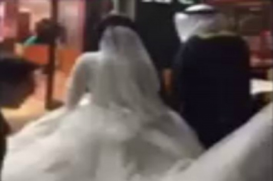 شاهد: ماذا فعل عريس خليجي ليفاجىء عروسه ليلة زفافه ؟!