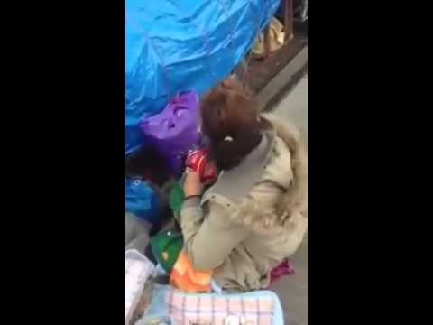 شاهد.. ام تضرب ابنها الرضيع من كثرة البكاء !!!