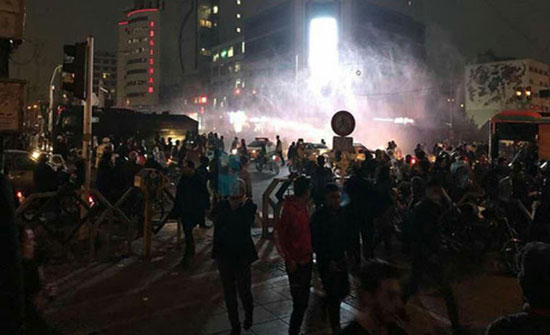 شاهد بالفيديو.. الإيرانيون يتظاهرون قرب منزل المرشد للنظام الايراني علي خامنئي