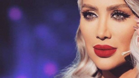 بالفيديو: أول إطلالة لمايا دياب في 2017.. 4 أشخاص حملوا فستانها الملكي! بالفيديو: أول إطلالة لمايا دياب في 2017.. 4 أشخاص حملوا فستانها الملكي!