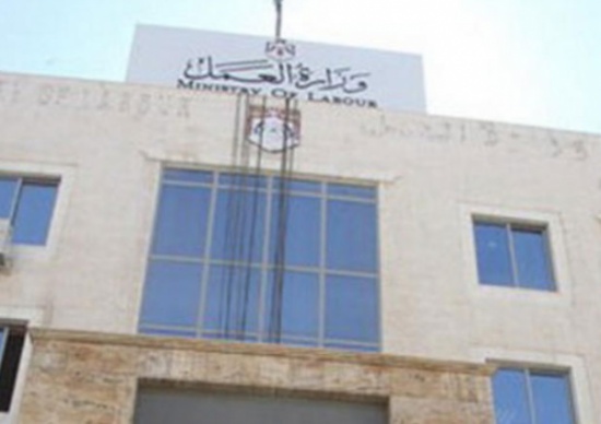 "العمل" تنظم معرضا تشغيليا في مخيم النصر "العمل" تنظم معرضا تشغيليا في مخيم النصر