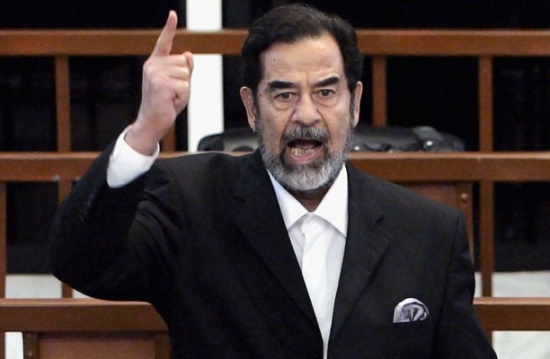 شاهد.. مصور يحاول الاعتداء على صدام حسين ولكن !!