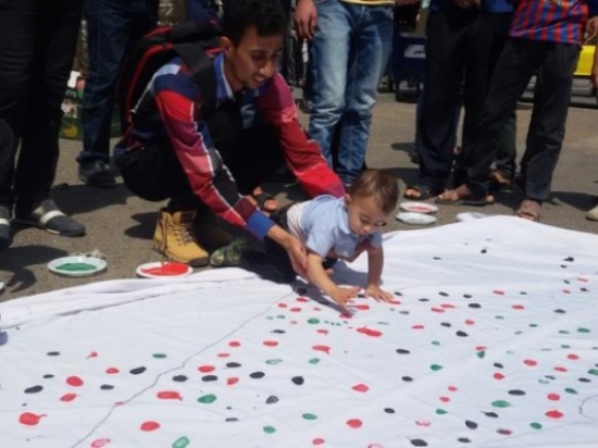 الفلسطينيون يتلمسون الوحدة ببصماتهم ويطمحون لدخول غينيس