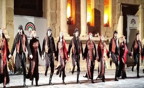 ألوان ابداعية لفرقة "صمود للدبكة الشعبية" وشعراء جرشيون تتعانق على "المسرح الشمالي" ألوان ابداعية لفرقة "صمود للدبكة الشعبية" وشعراء جرشيون تتعانق على "المسرح الشمالي"