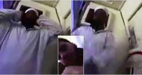 شاهد.. مسافر يؤذن في طائرة أمريكية داعياً الركاب للصلاة
