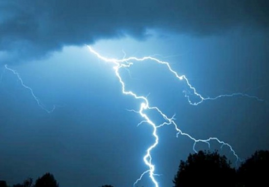 شاهد.. صاعقة تضرب مصورا داخل سيارته