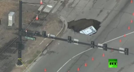 شاهد.. حفرة ضخمة تبتلع سيارة شرطة أمريكية