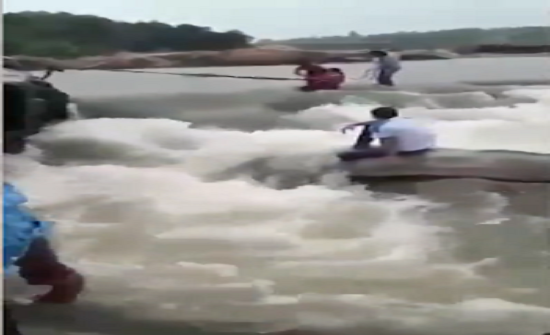 لحظة غرق رجل في النهر أثناء نزهة مع عائلته وأصدقائه (فيديو)
