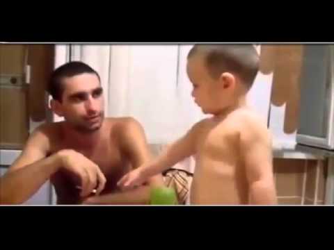 فيديو صادم .. أب روسي يدع ابنه يدخن و"الأم" تضحك