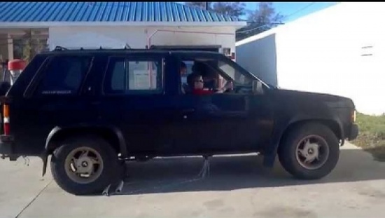 شاهد... شاب يبتكر حلًا ذكيًا للرجوع إلى الخلف عند تعطل الجير