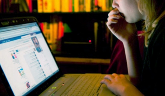 هددها بنشر صور لها على 'فيس بوك' فاختطفته!