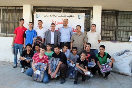 نقابة المهندسين توزع حقائب مدرسية على المحتاجين (صور)