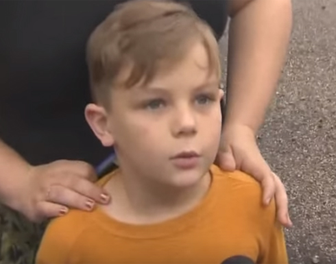 بالفيديو.. طفل عمره 7 سنوات يتبرع لمسجد تعرض للتخريب بعد هجمات باريس