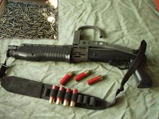 الشرطة تضبط أسلحة " بومب اكشن " وذخيرة في سيارة وسط عمان