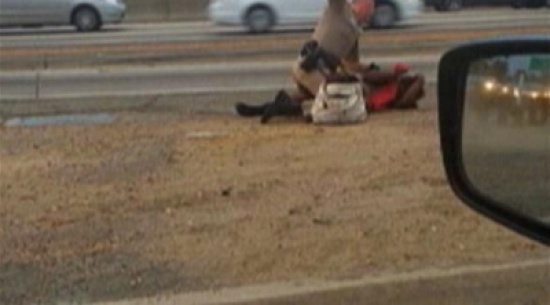 بالفيديو : 1.5 مليون دولار تعويض لعجوز ضربها شرطي أمريكي وسط الشارع