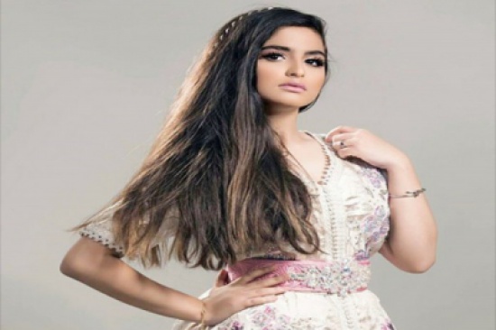 بالفيديو - رد فعل صادم لحلا الترك بعد إصابة والدها بورم خطير... ترقص وتغني