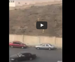 بالفيديو.. عمال نظافة يلعبون الكرة فوق رفات الموتى بالسعودية بالفيديو.. عمال نظافة يلعبون الكرة فوق رفات الموتى بالسعودية