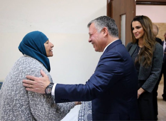 الملك يفتتح مستشفى الزرقاء الحكومي الجديد ويتفقد أحوال المسنين في مركز الأميرة منى الحسين الملك يفتتح مستشفى الزرقاء الحكومي الجديد ويتفقد أحوال المسنين في مركز الأميرة منى الحسين