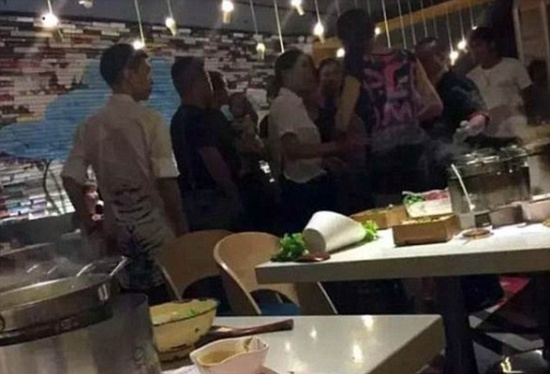 بالفيديو والصور.. امرأة تحصل على تعويض مالي ضخم بعد مهاجمة «جرسون» لها